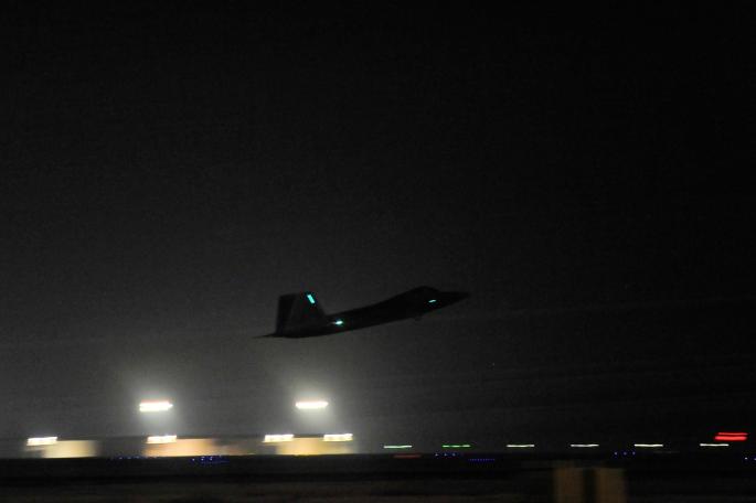 F-22 raptor poleće u napad na položaje ISIL-a