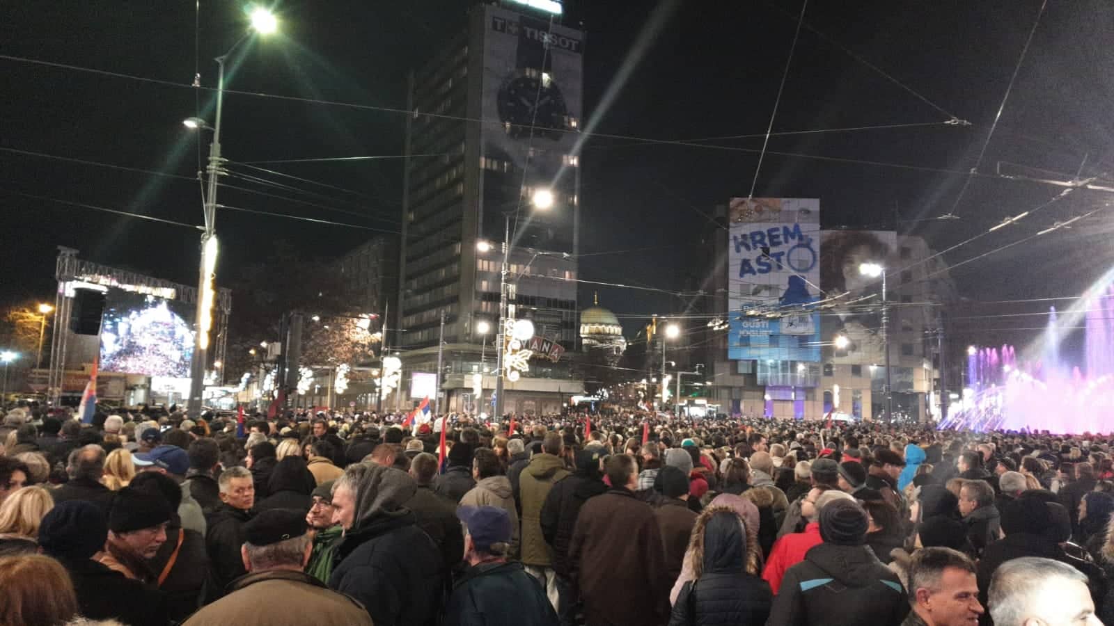 Ljudi idu da pozdrave Vučića i Putina