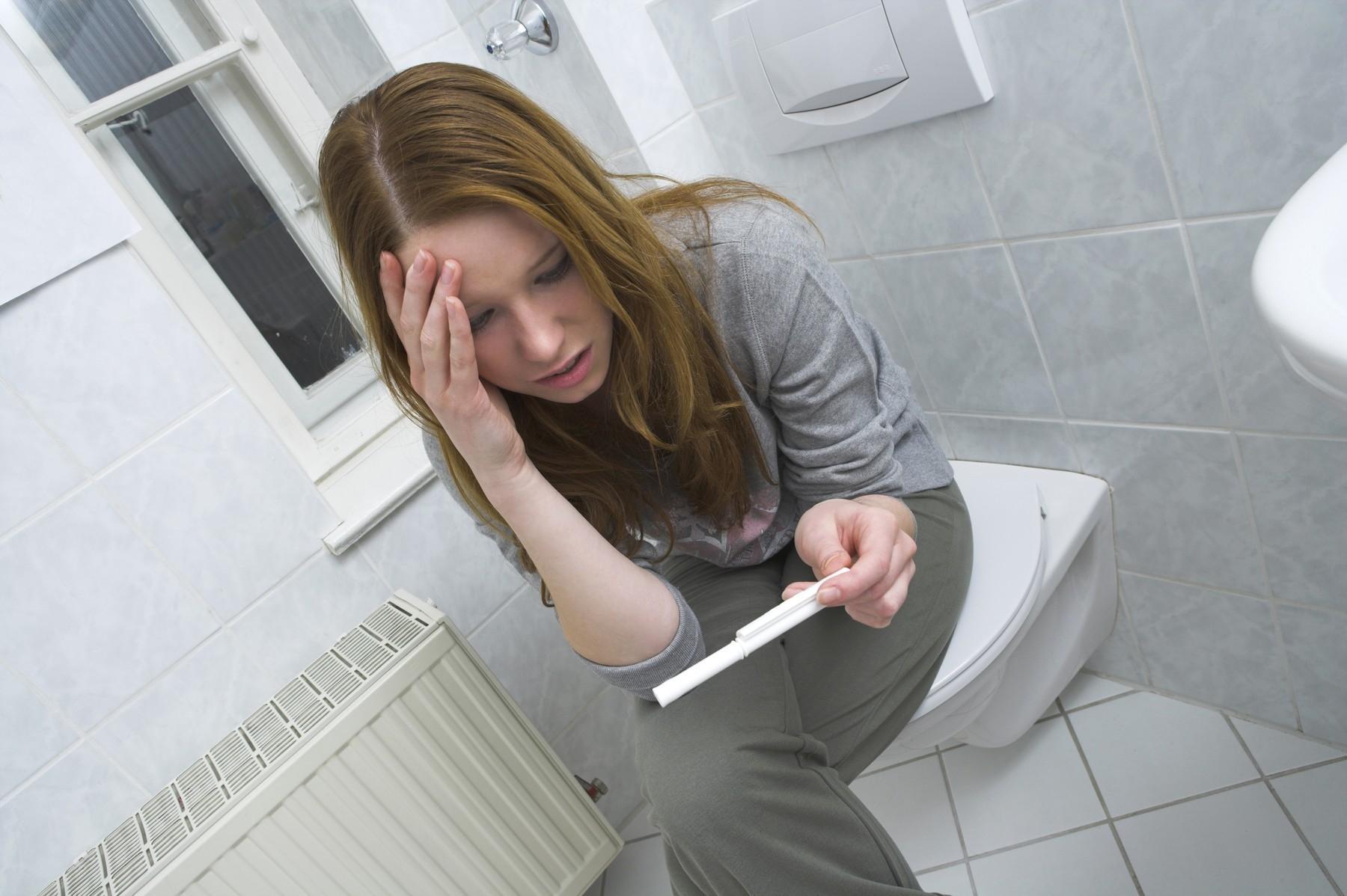 Žena radi test na trudnoću