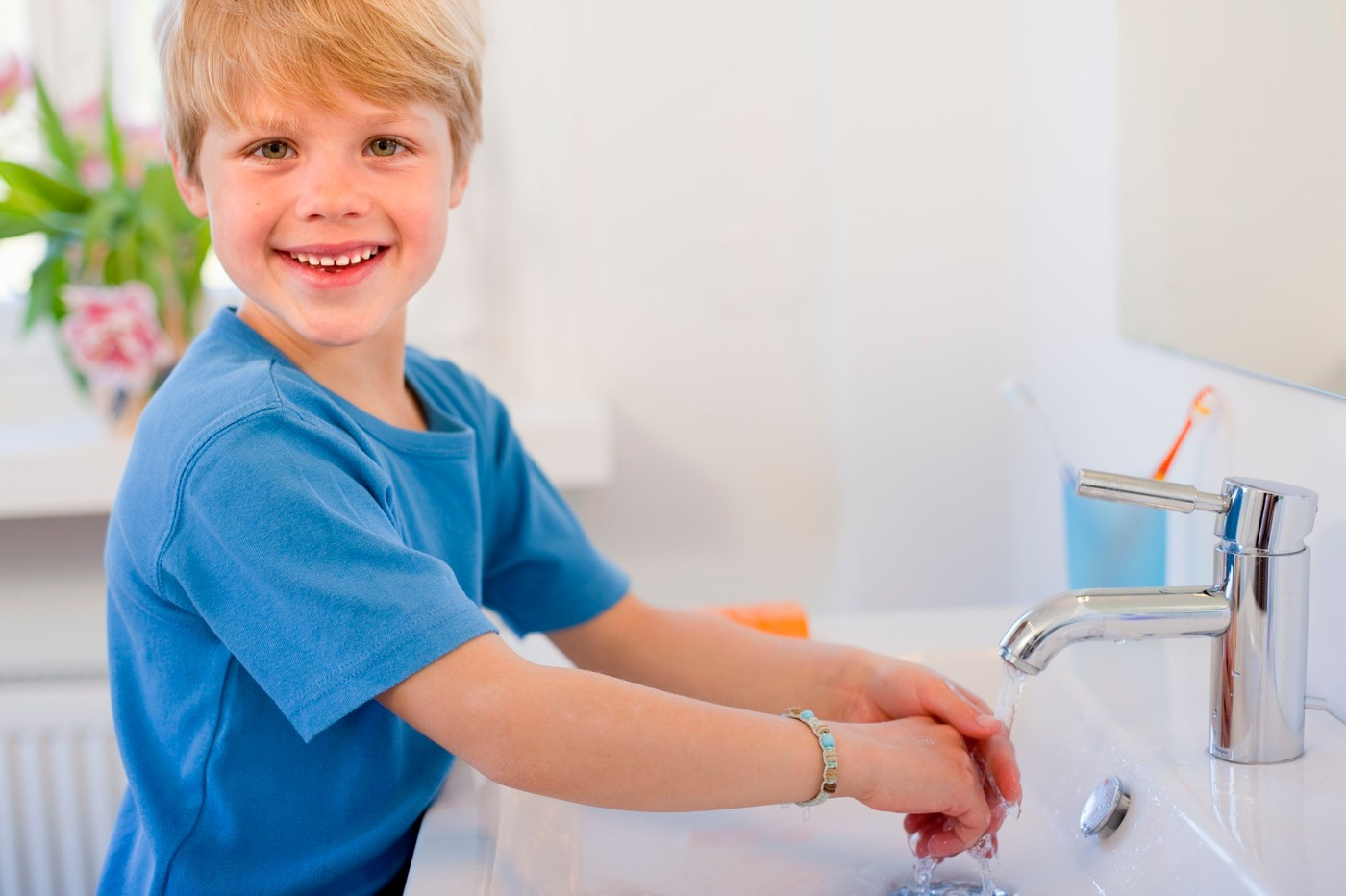 Dečak pere ruke