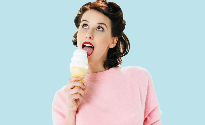 Žena liže sladoled