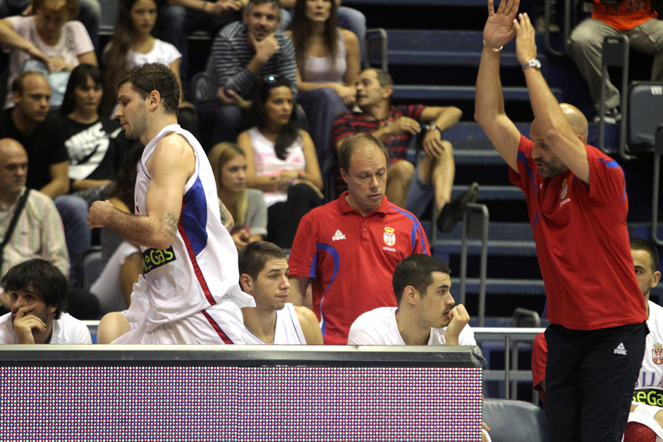 Aleksandar Đorđević izbacuje Vladimira Micova sa utakmice