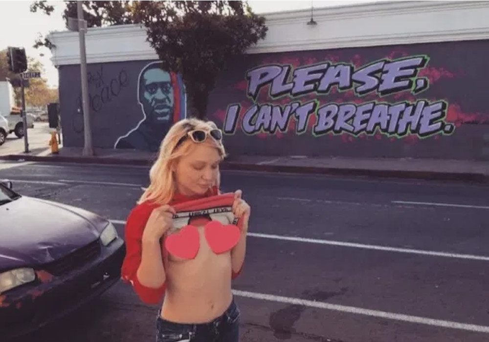 Porno glumica Dakota Skaj ispred Flojdovog murala