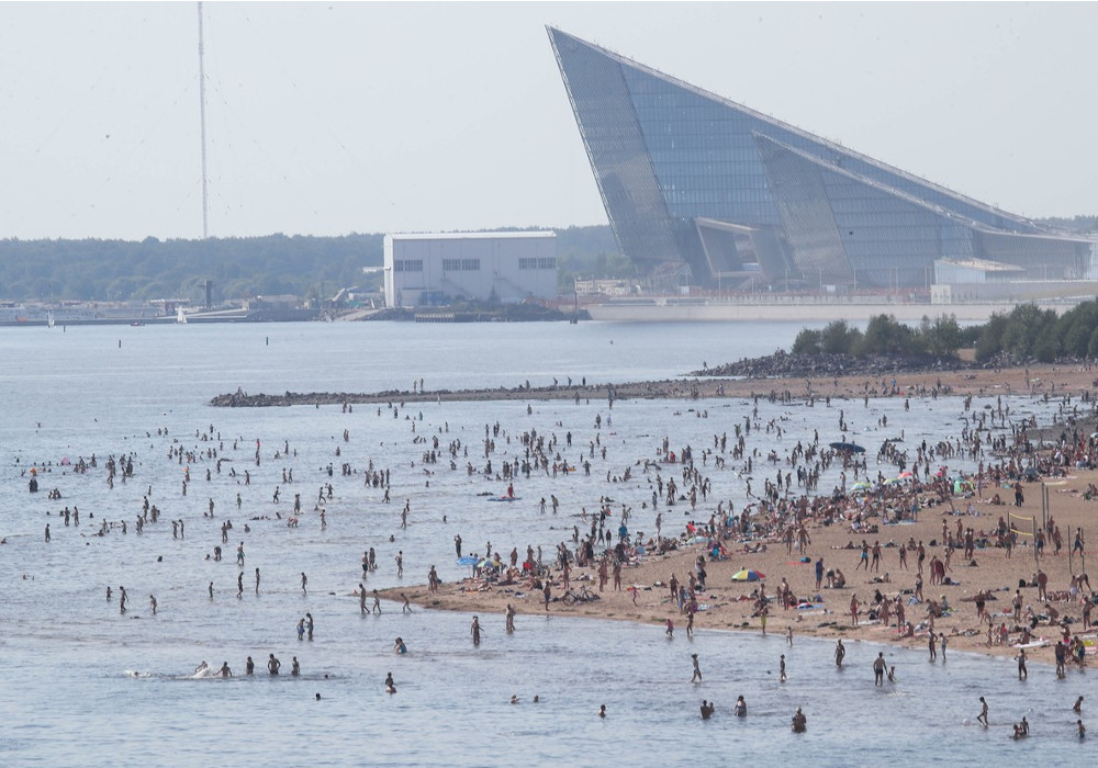 Vrućina u Rusiji, ljudi se kupaju u Finskom zalivu na obalama Sankt Peterburga