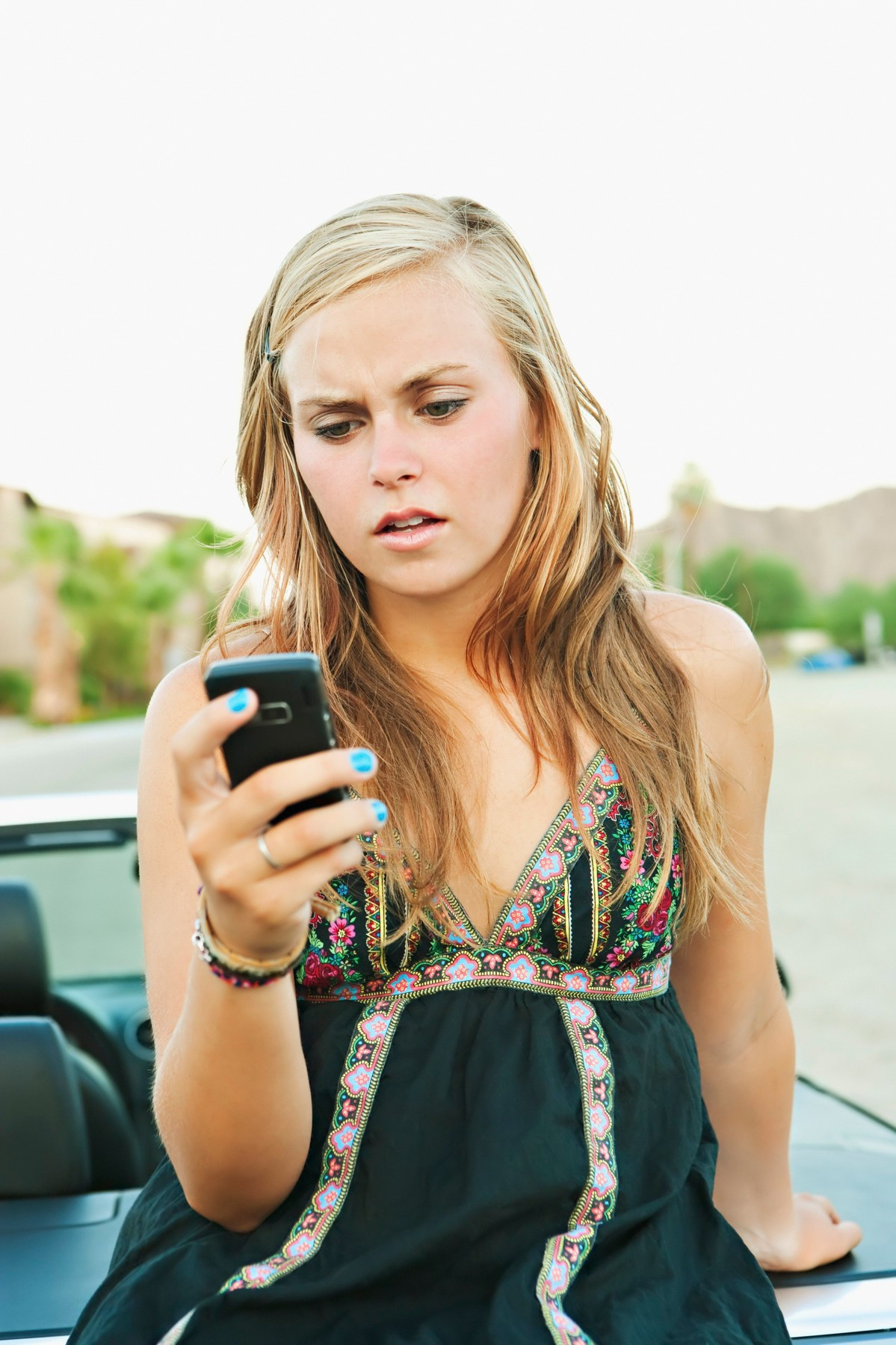 Devojka gleda u mobilni telefon