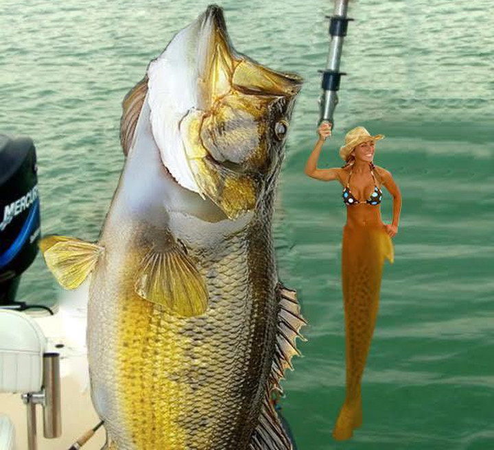 Devojka u bikiniju na pecanju sa ulovljenom ribom