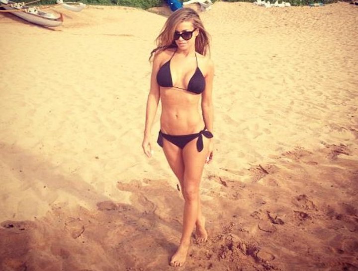 Karmen Elektra na plaži u bikiniju