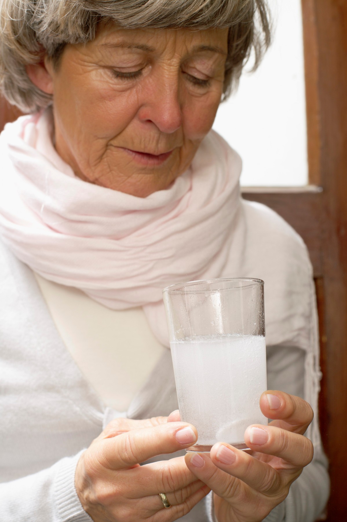 žena drži čašu u ruci