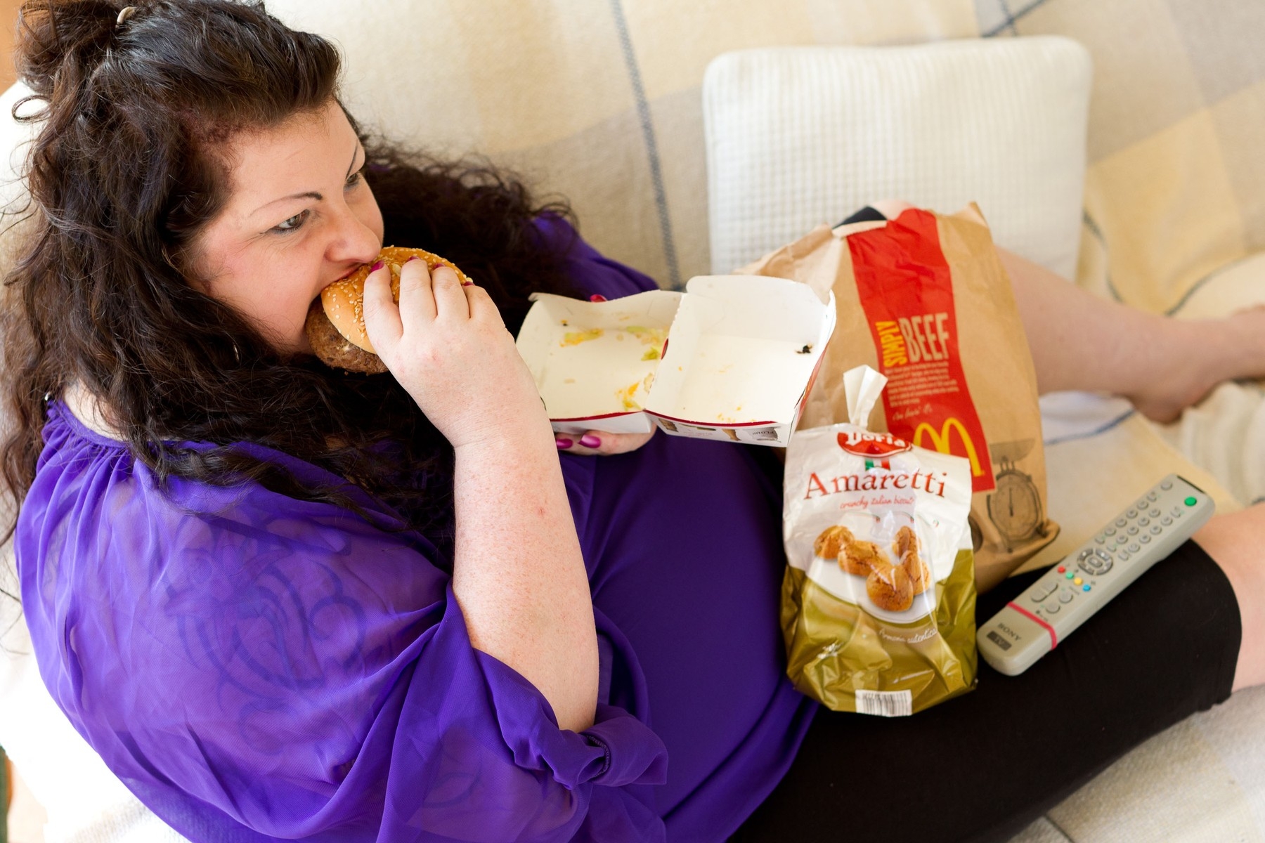 debela žena jede