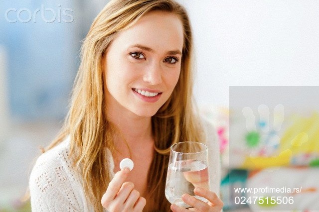 žena pije šumeće tablete