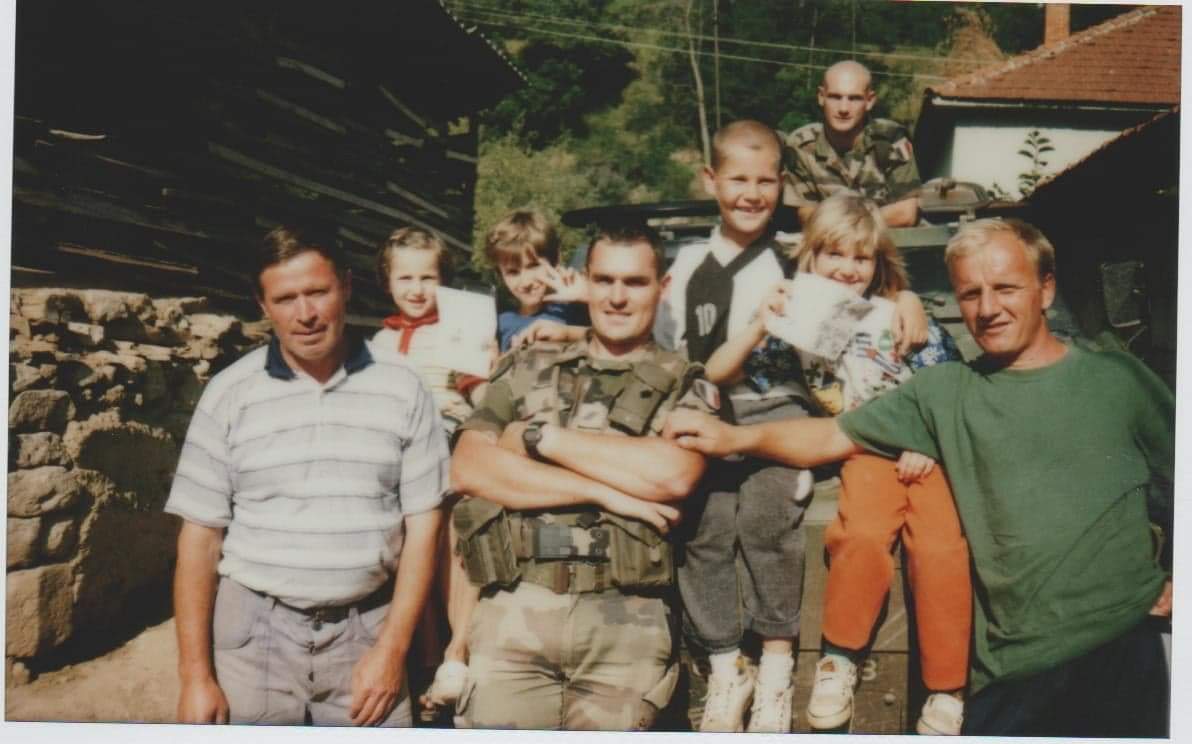 Atmosfera iz sela, tokom druženja lokalnog stanovništva sa francuskim vojnicima
