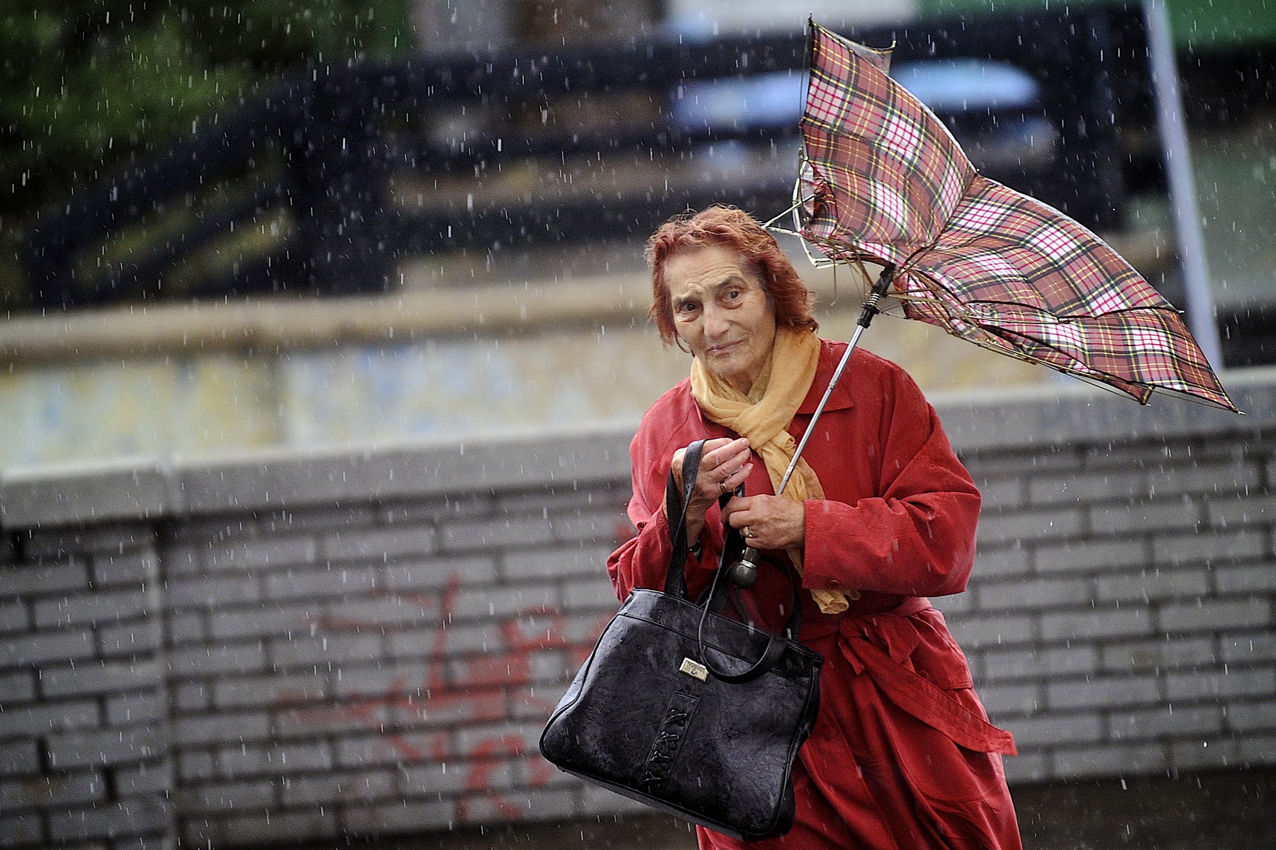 ženi kišobran nosi vetar