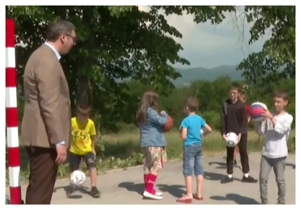  Vučić sa ukrajinskom decom