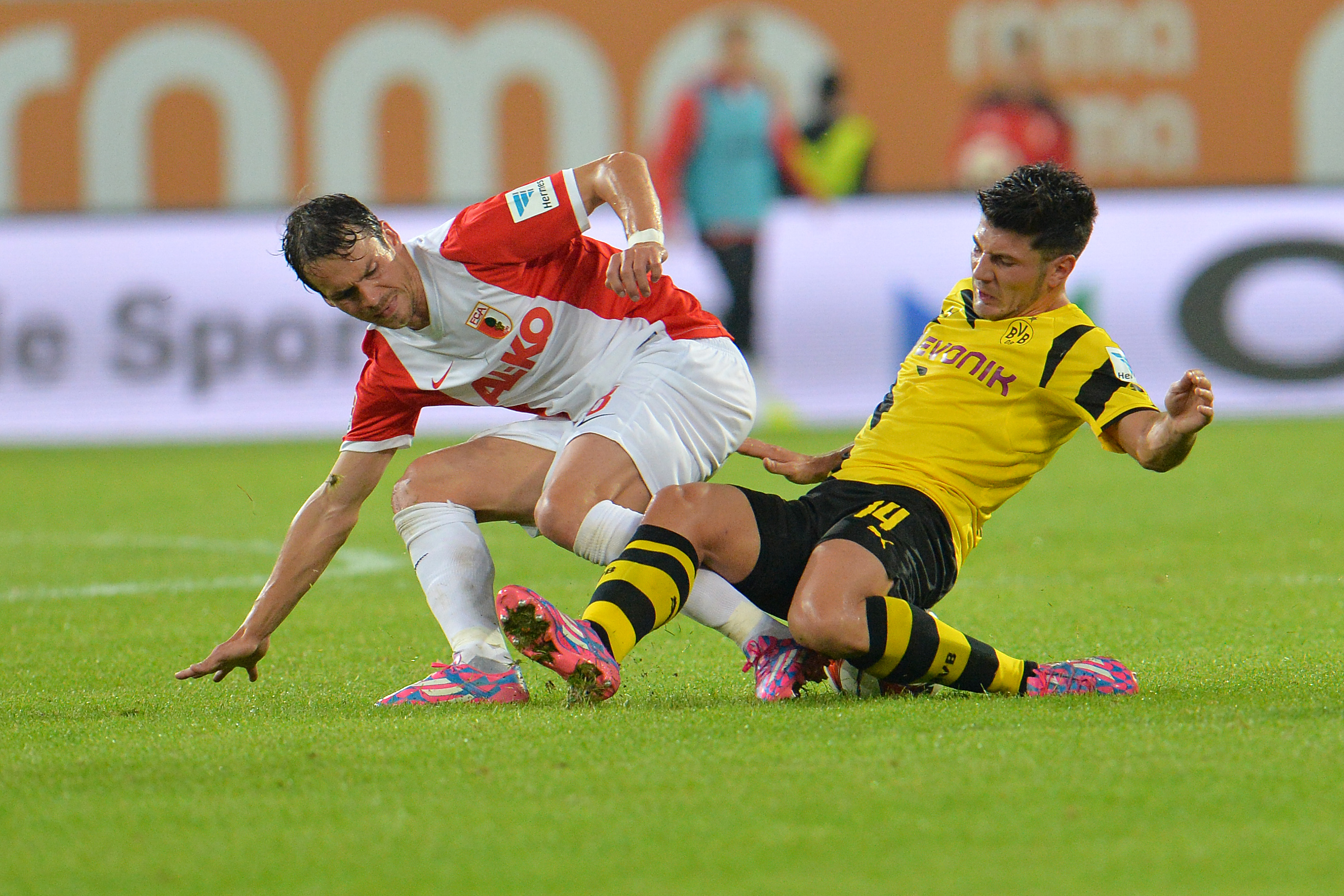Fudbaler Dortmunda Miloš Jojić u meču protiv Augzburga