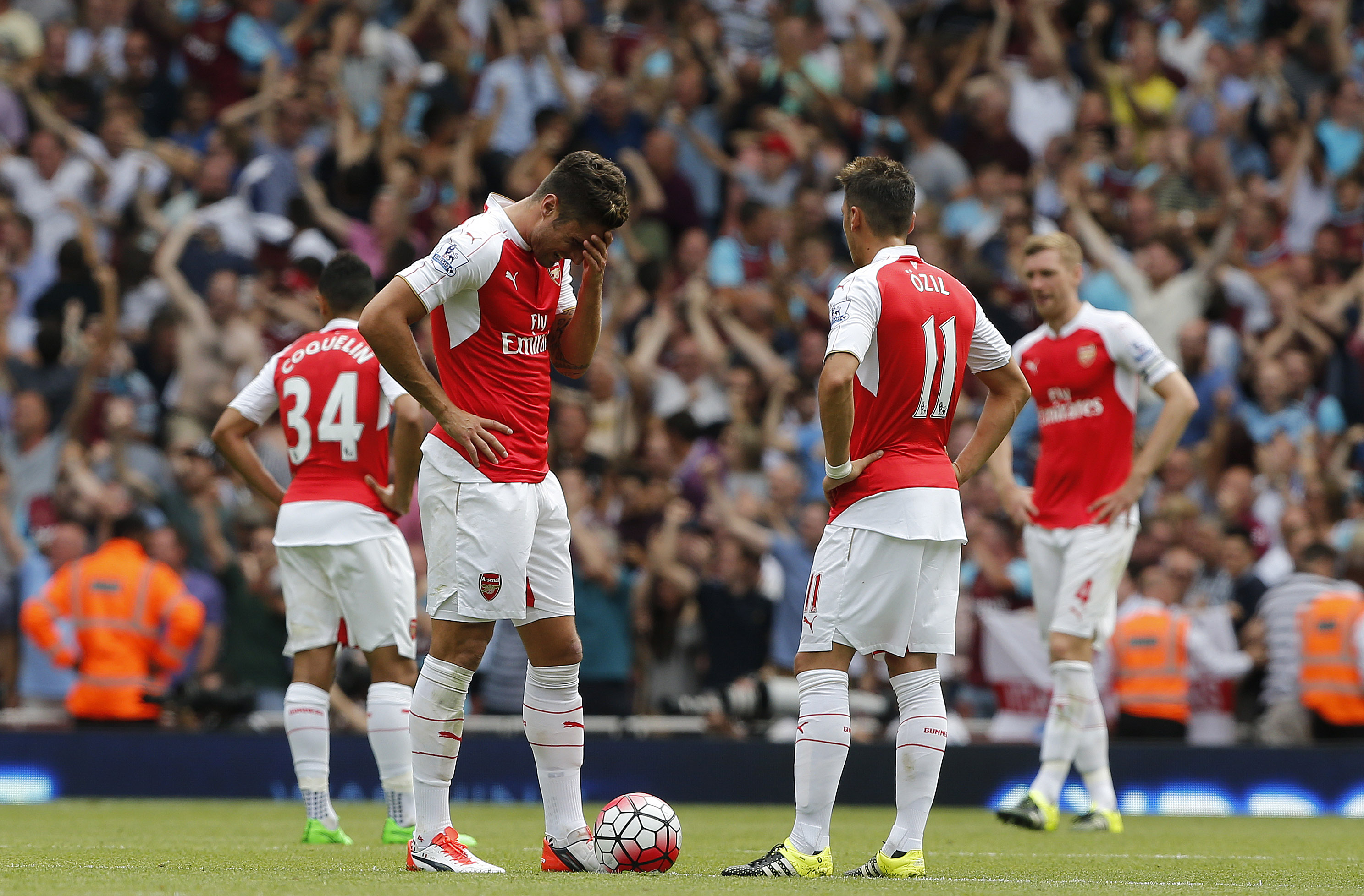 Fudbaleri Arsenala u očaju posle primljenog gola protiv Vest Hema