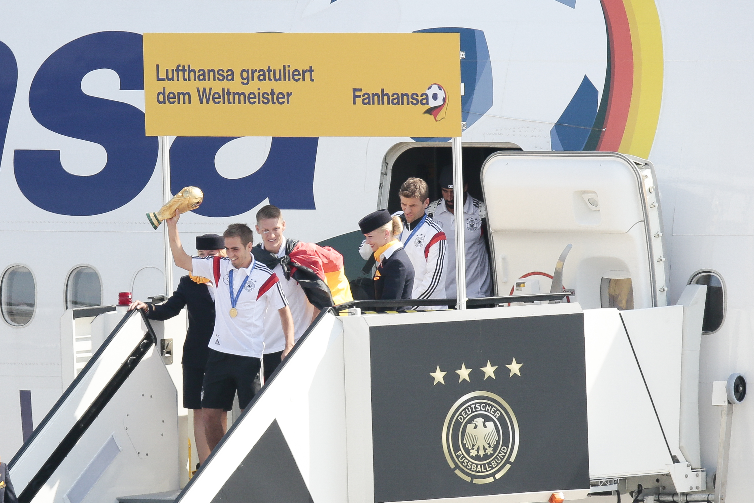 Novi svetski prvaci, reprezentativci Nemačke, sleću na aerodrom u Berlinu