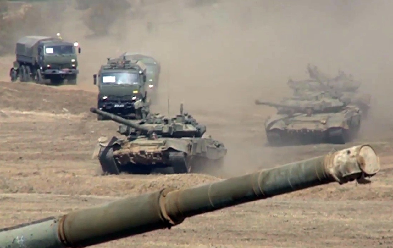 Ruski tenkovi T-90 u pustinjskim uslovima