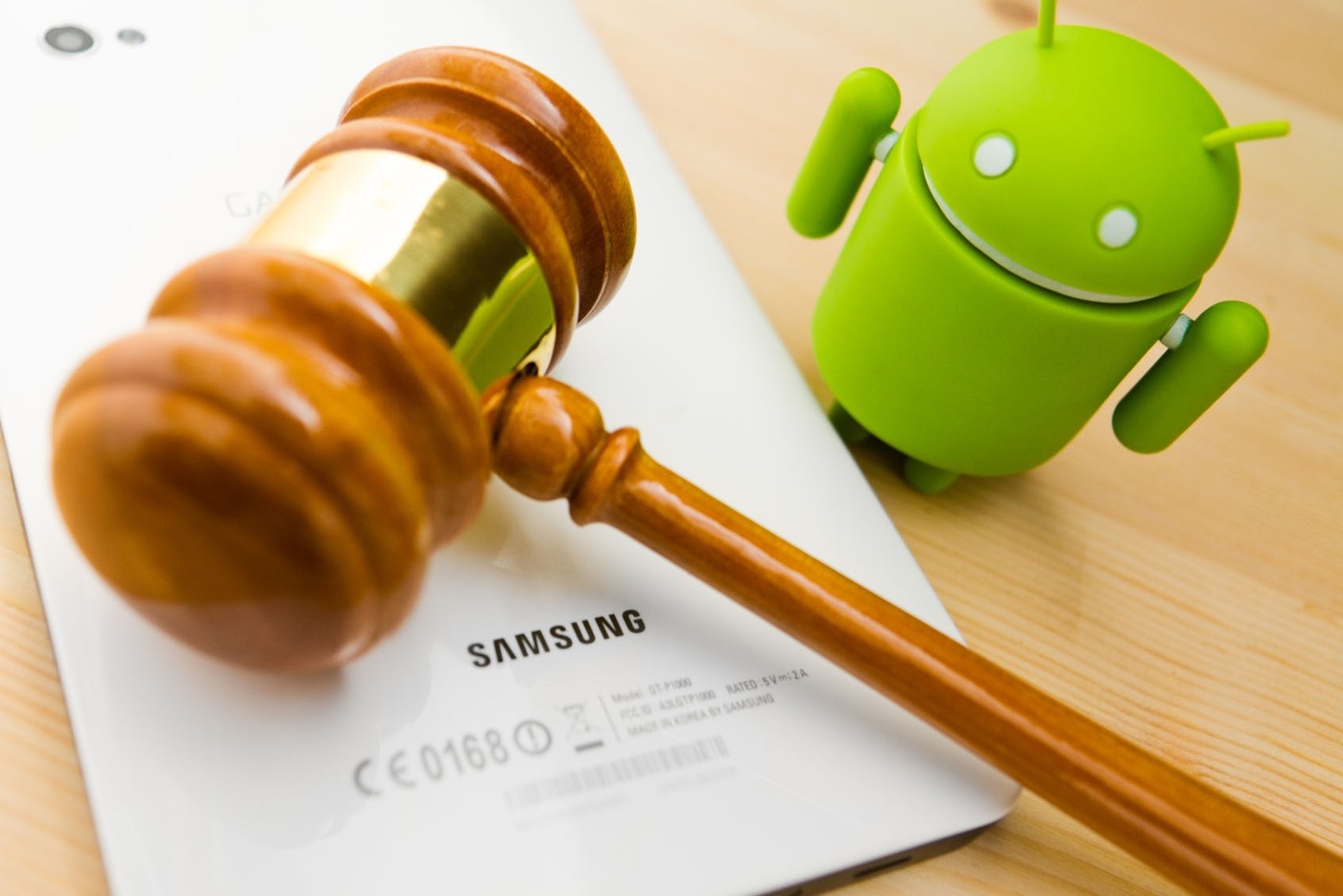 Samsung tablet pored Android znaka