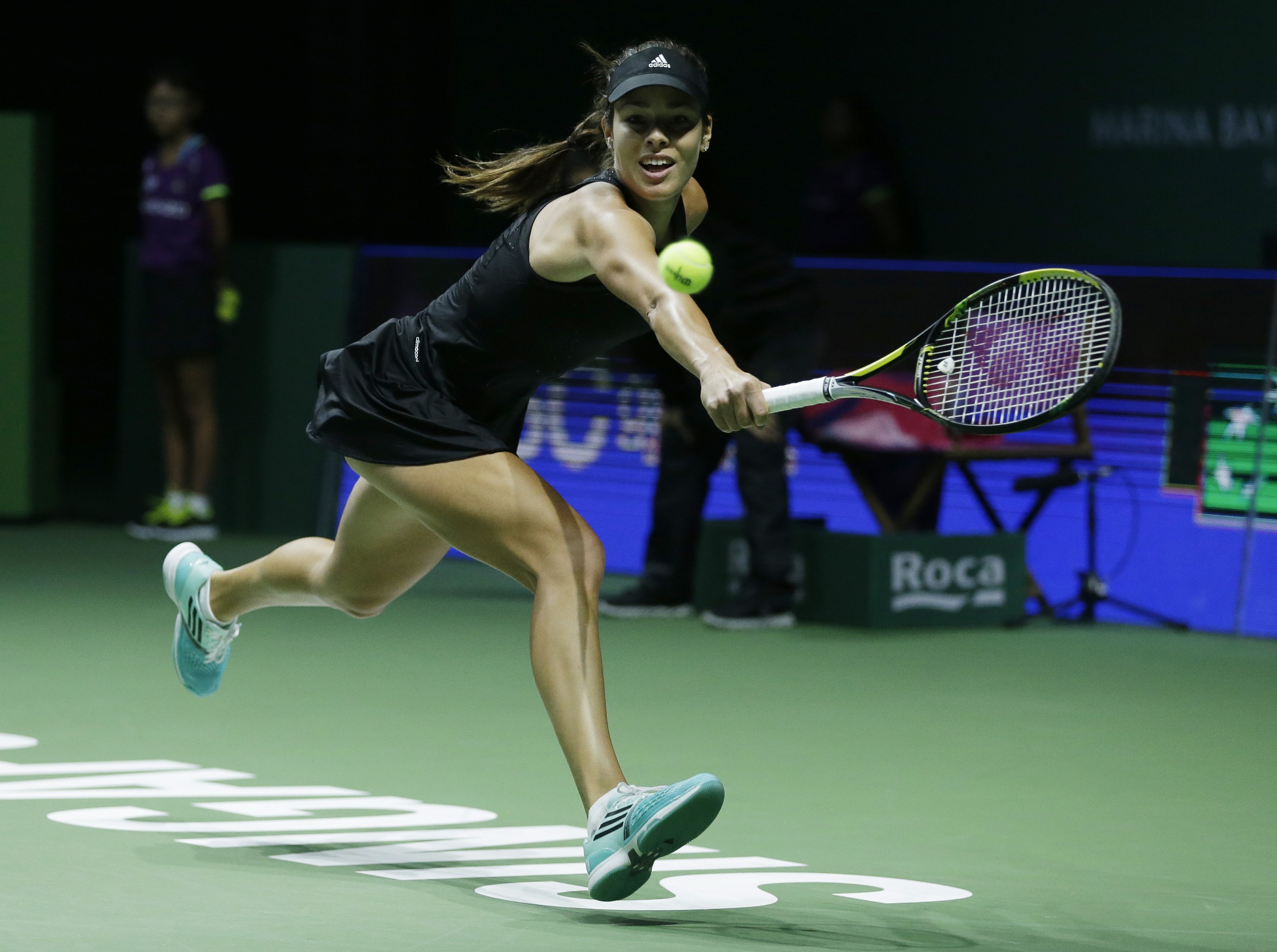 Ana Ivanović u meču protiv Eženi Bušar na finalnom WTA turniru u Singapuru