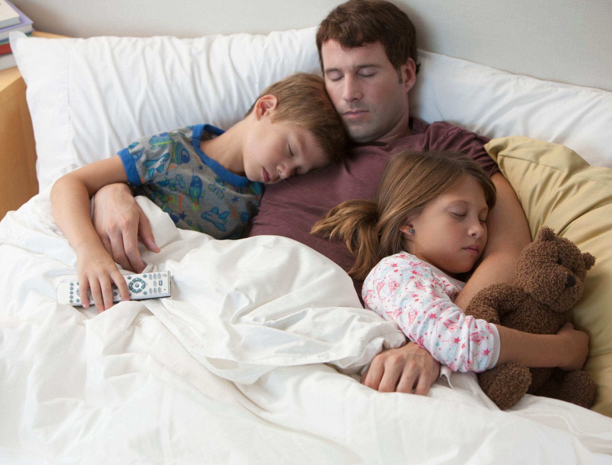 otac spava sa decom