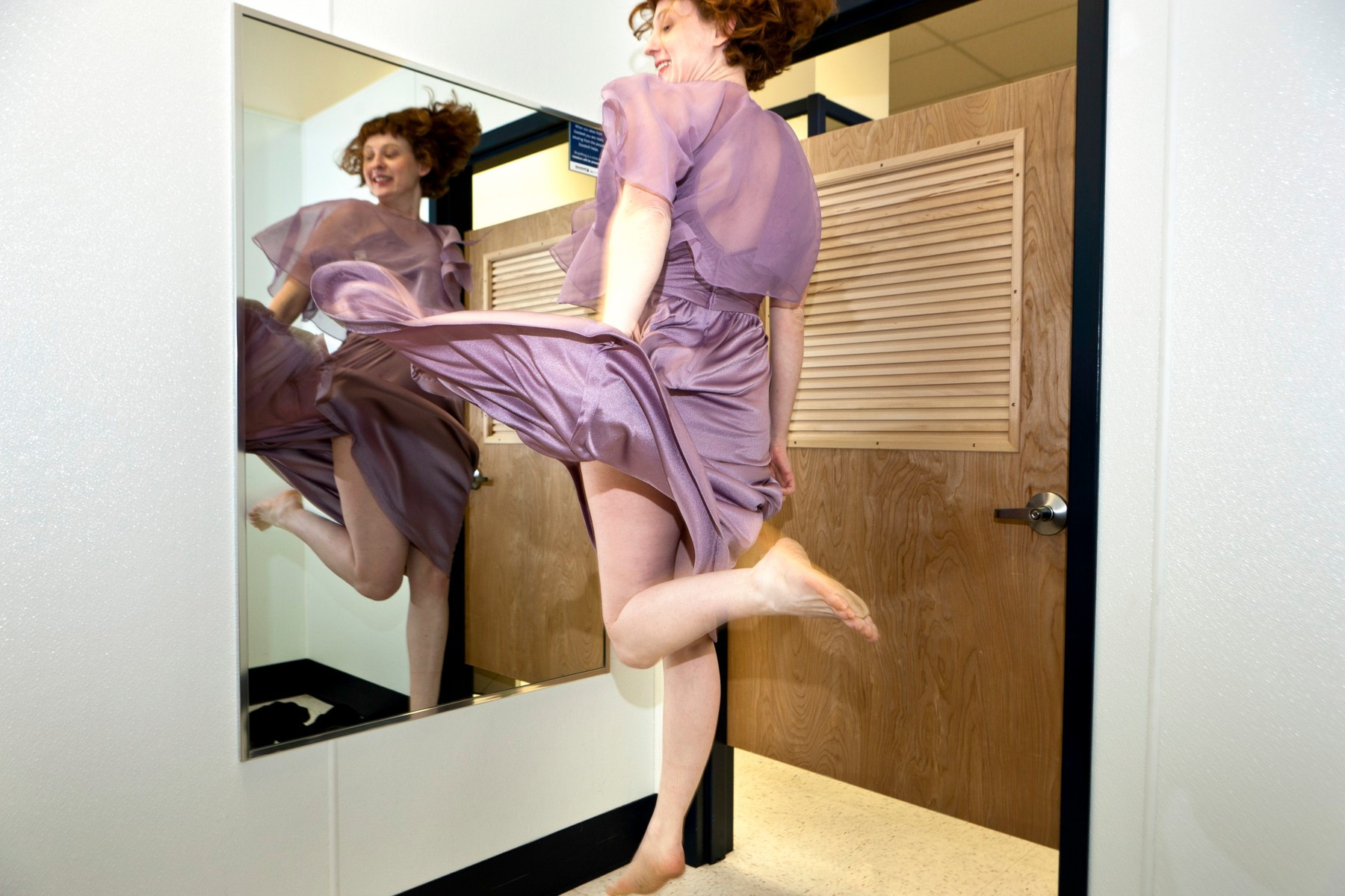 Devojka skače pred ogledalom