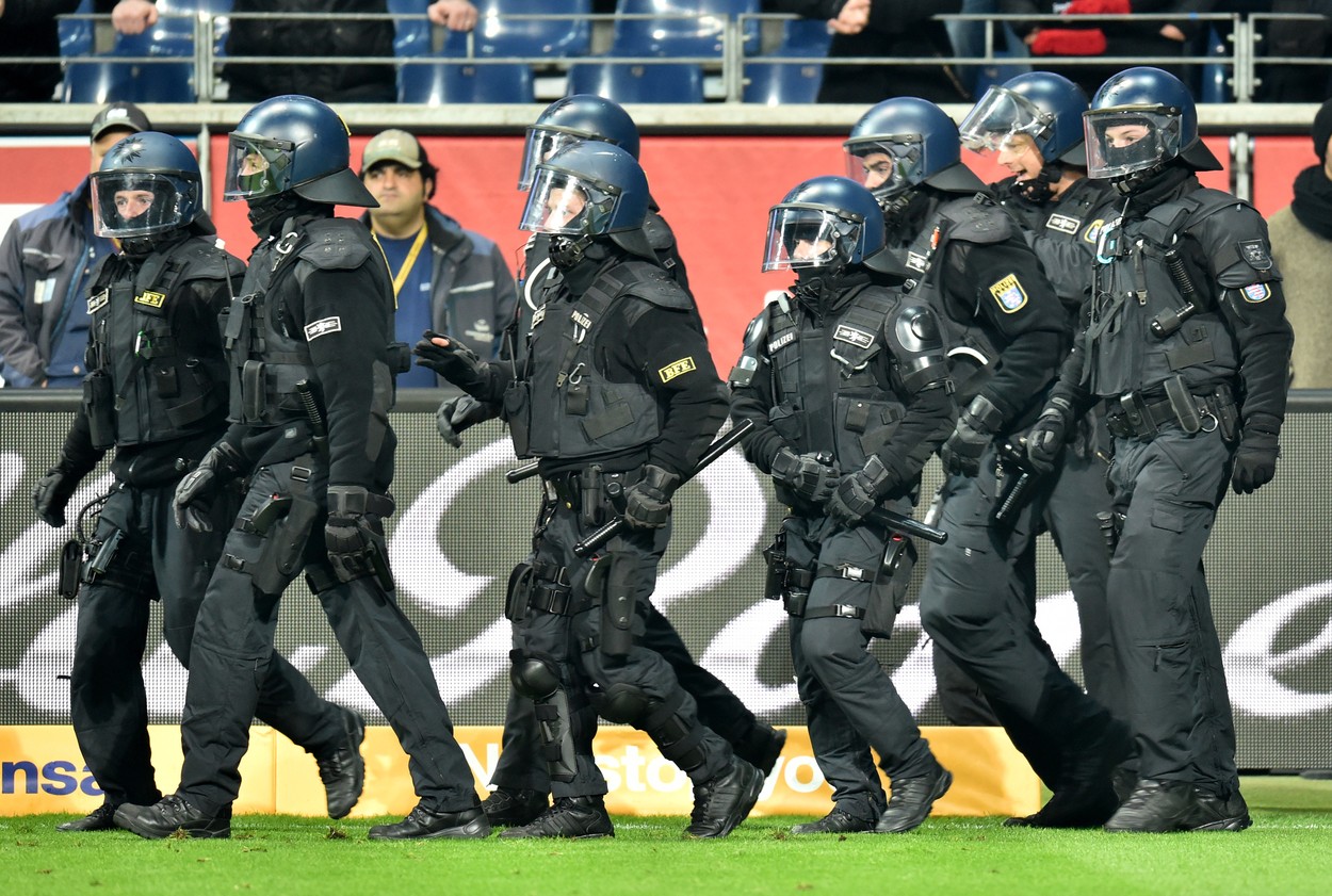 Policajci na stadionu