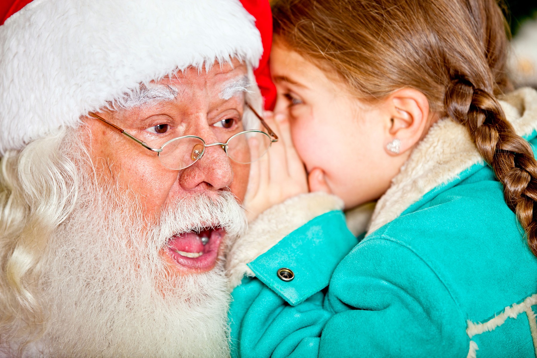 devojčica šapće Deda Mrazu na uvo