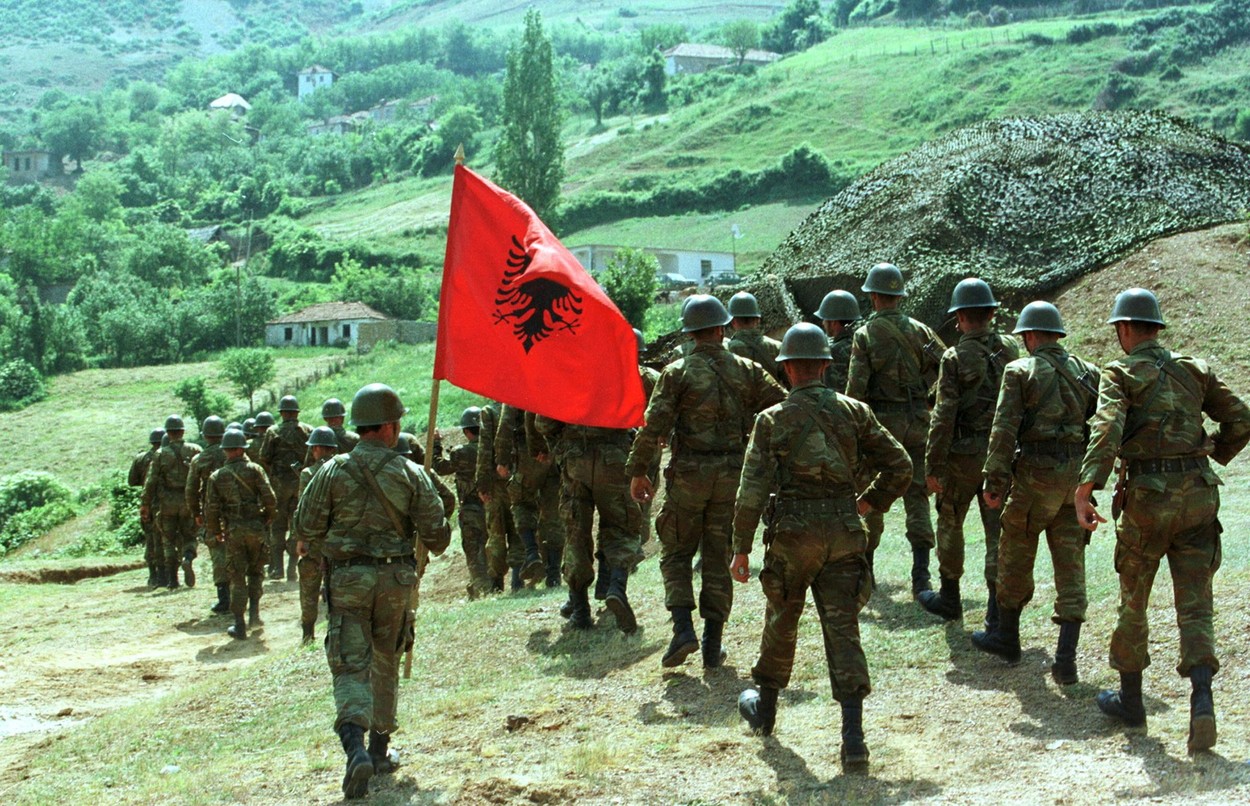 "Migovi" stižu na dan NATO agresije - Page 2 Albanska-vojska