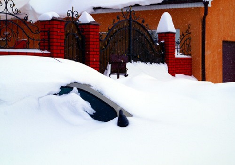 automobil zatrpan snegom