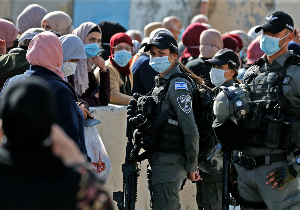 Palestinci na izraelskom kontrolnom punktu