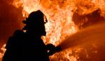 vatrogasac gasi požar u fabrici