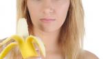 Žena drži bananu