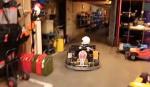 Klinac parkira karting u garažu