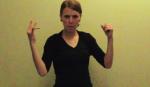 Devojka izvodi pesmu "Lose Yourself" Eminema na znakovnom jeziku