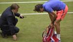 Rodžer Federer i Sedrik Murije proveravaju stanje trave tokom finala turnira u Haleu