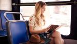 Žena čita knjigu u autobusu