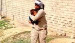 irački vojnik sa detetom