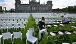 Bele stolice ispred nemačkog parlamenta