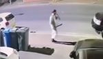Nasilnik mačetom lomi automobile na ulici