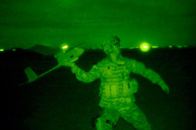 Američki vojnik "lansira" bespilotnu letelicu 