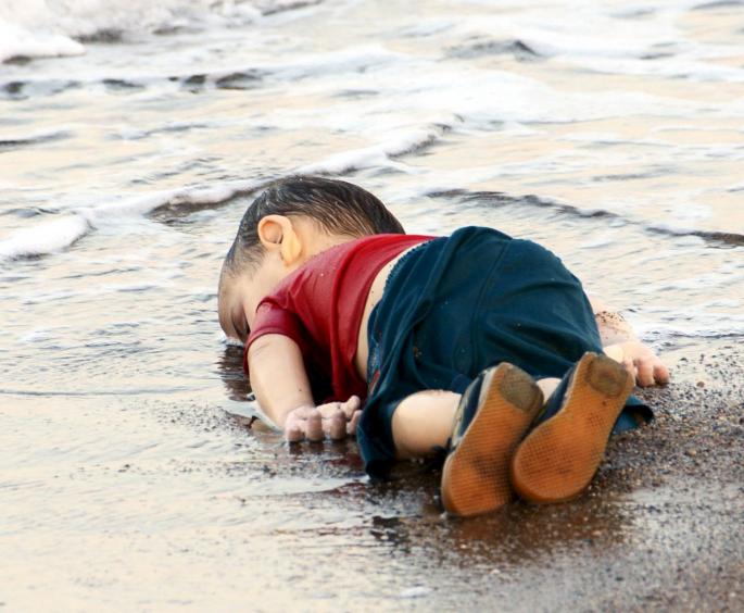 utopljeno dete na obali