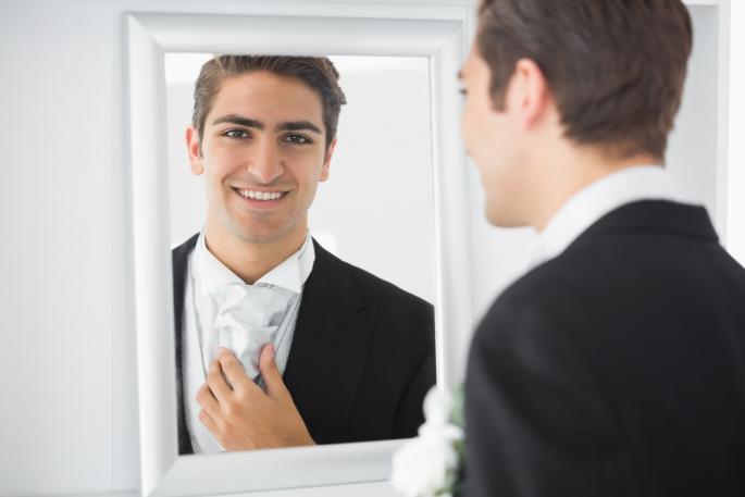 privlačan muškarac se gleda u ogledalo
