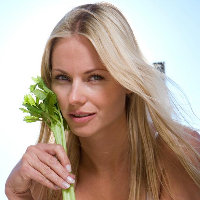 Žena jede celer
