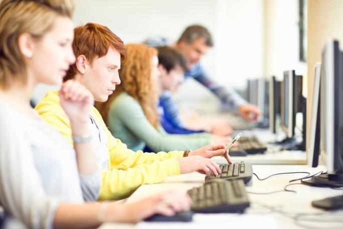 učenici rade za kompjuterom