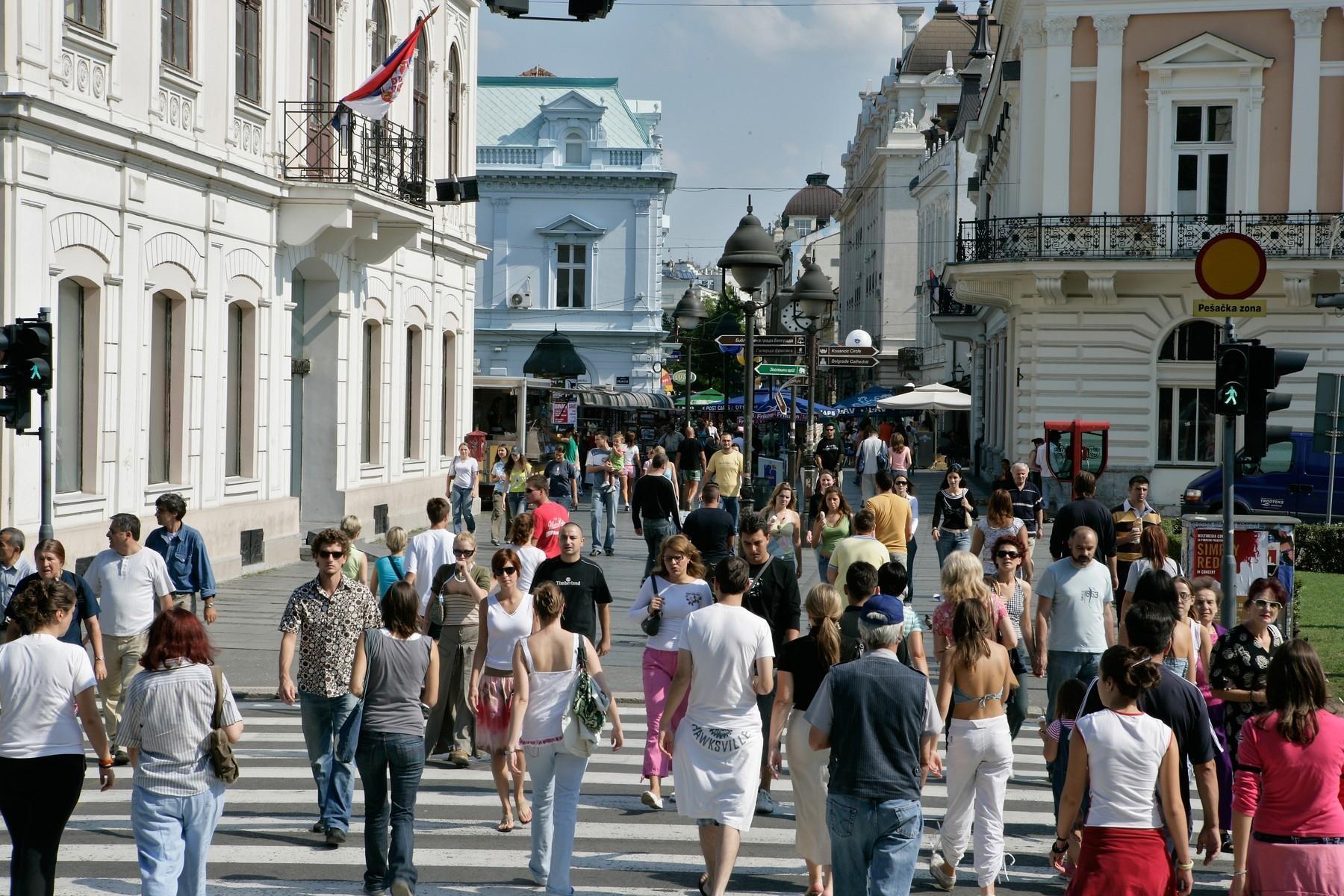 ljudi na ulicama Beograda