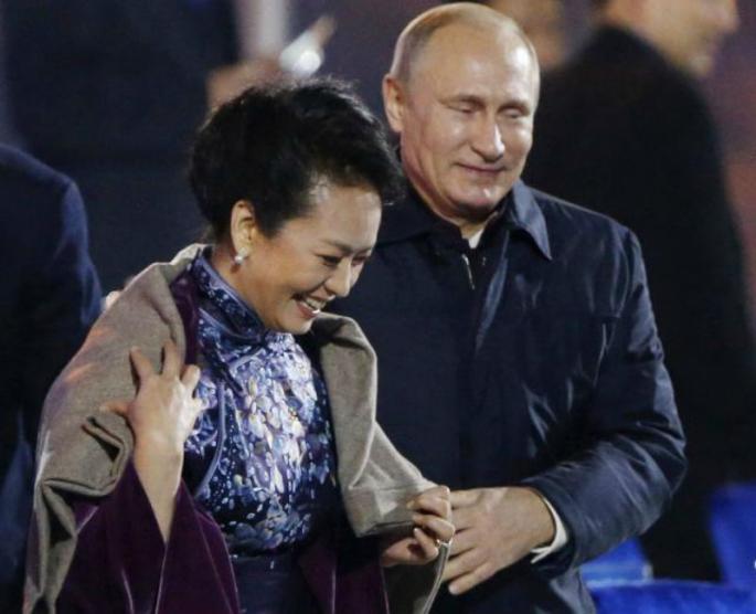 Putin ogrće prvu damu Kine