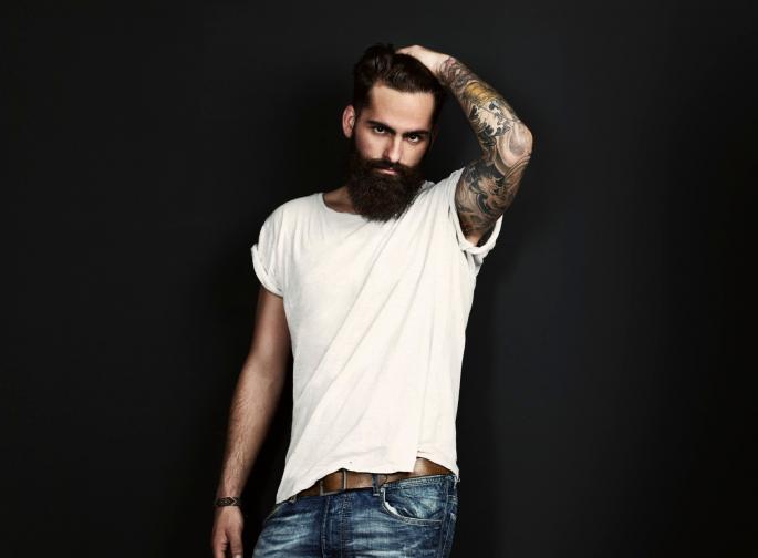 Tetovirani momak sa bradom