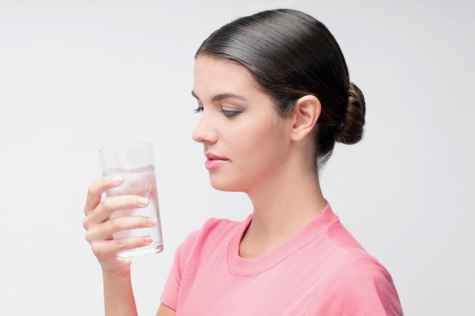 žena pije čašu vodu
