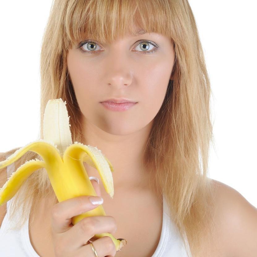 Žena drži bananu