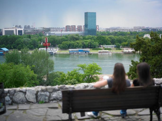 Devojke sede na klupi u Beogradu